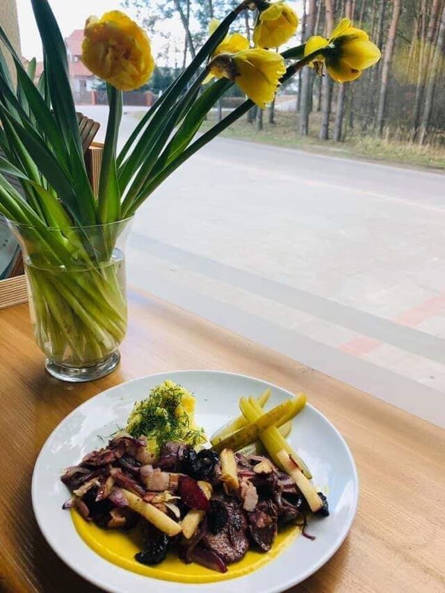 Wątróbka drobiowa, puree ziemniaczane, ogórki kiszone - oferta lunchowa.