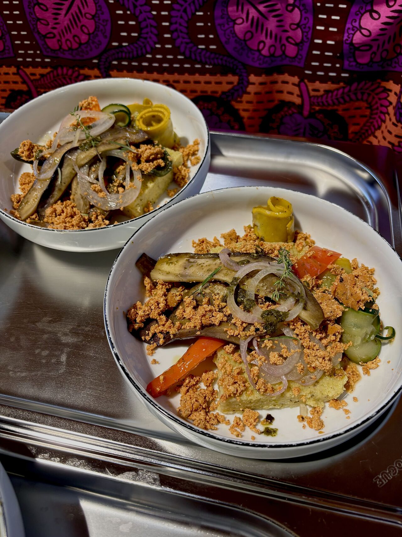 Légumes du marché marinés, polenta et tofu rosso