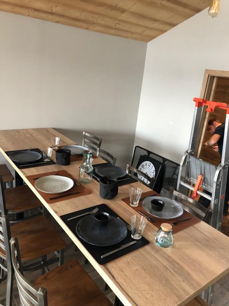 La table haute dressée.