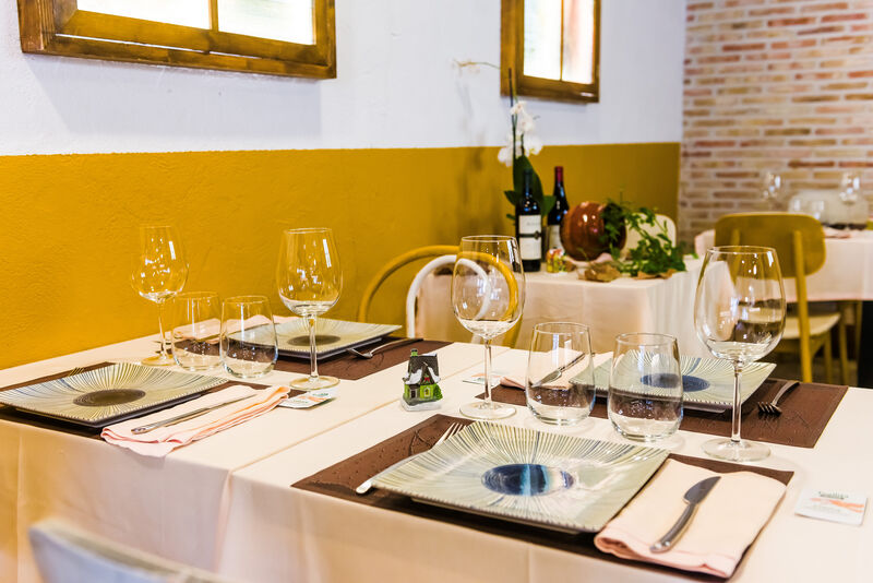 MANTENOS UN ESPACIO ENTRE PERSONAS ADECUADO