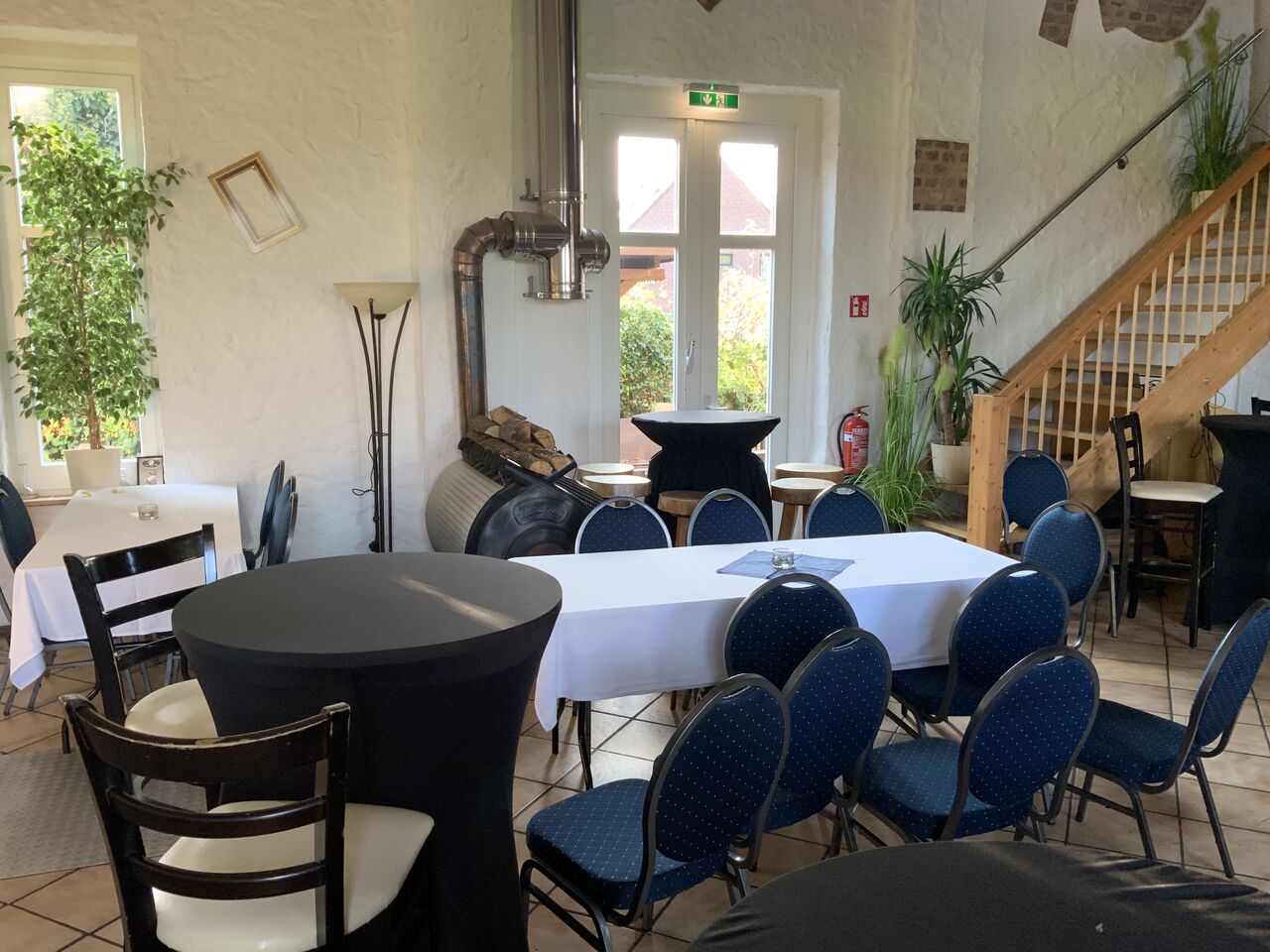 Saal für bis zu 100 Personen zum Feiern.