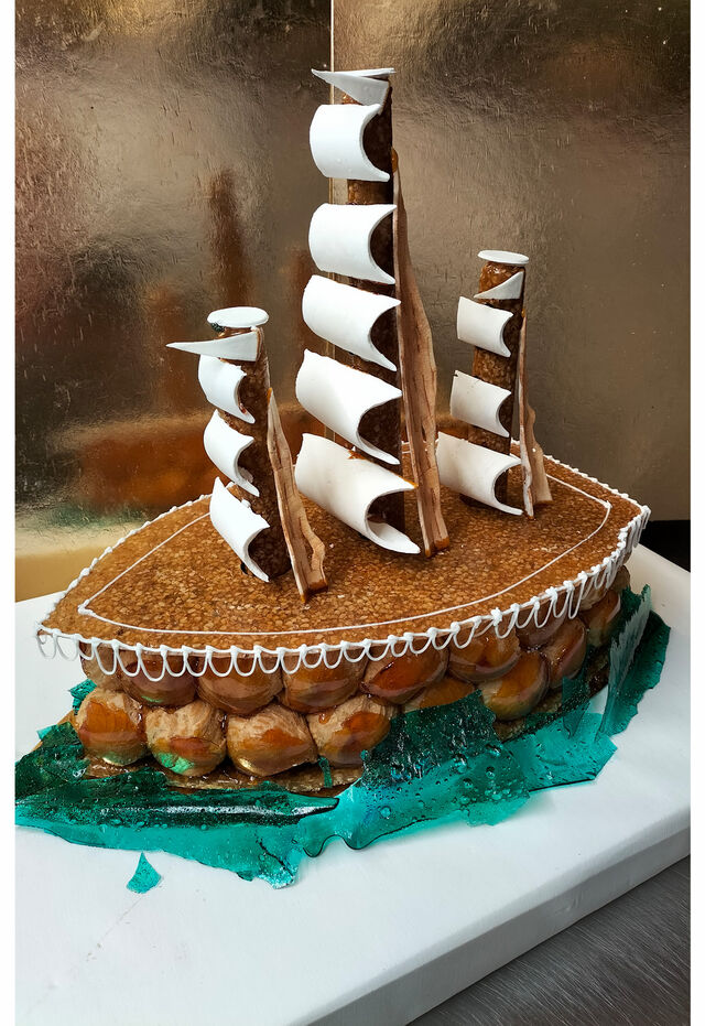 Pièce montée en forme de bateau