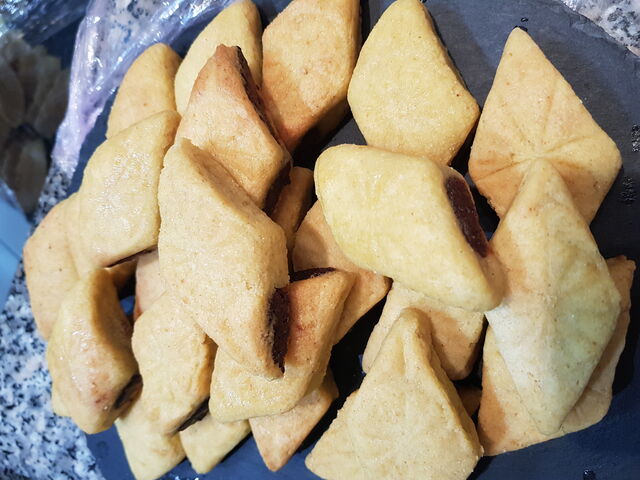 MAKROUT ALGERIEN
DATTES,SEMOULE,BEURRE,MIEL
1,00 EURO/PIECE.20 EUROS LE KILO SUR COMMANDE