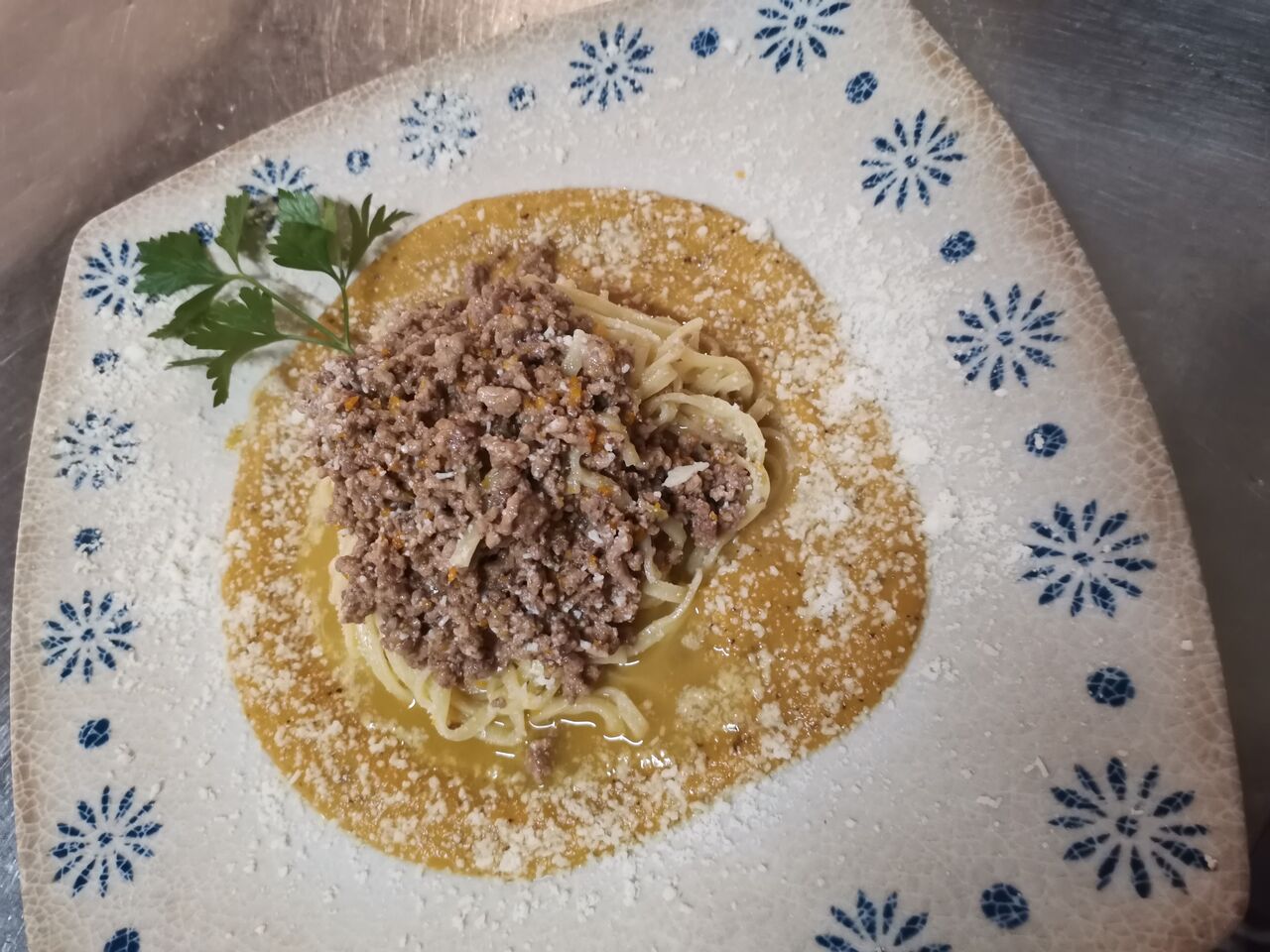 Tagliolini Freschi con Bolognese in Bianco su crema di zucca