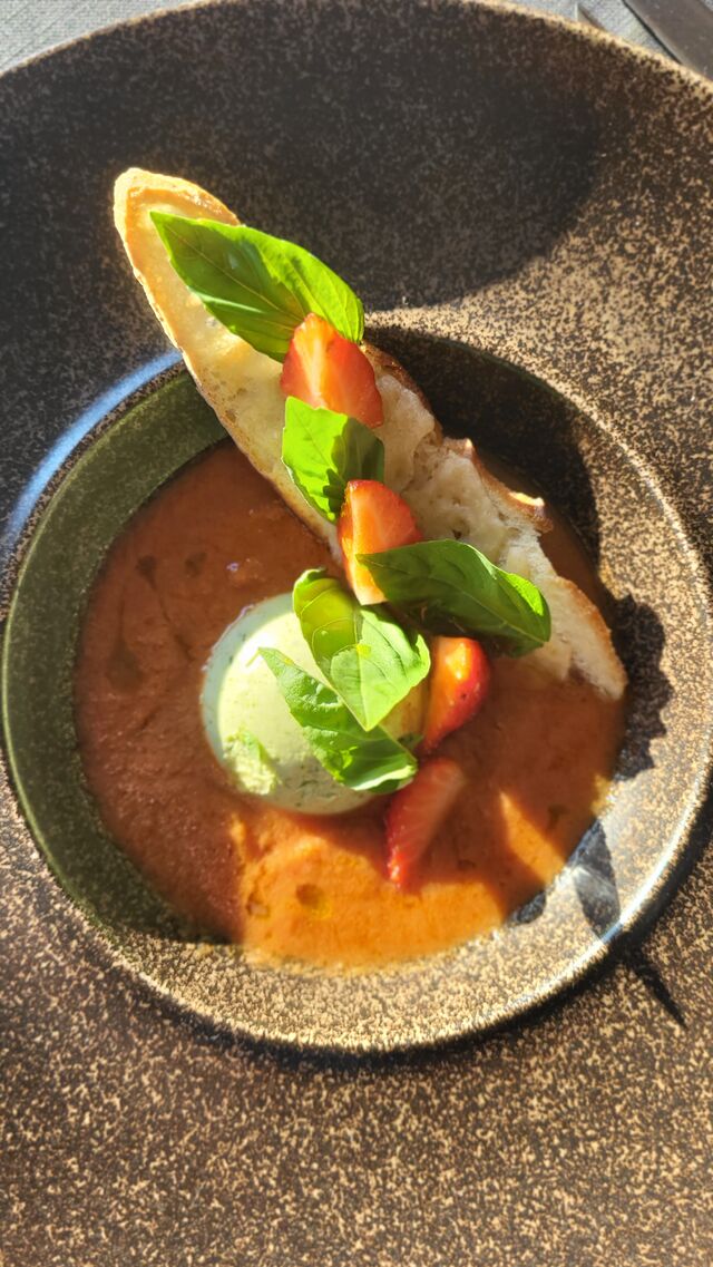 Gaspacho de tomate, bavaroise au basilic, éclats de fraises et croustillant de pain et parmesan