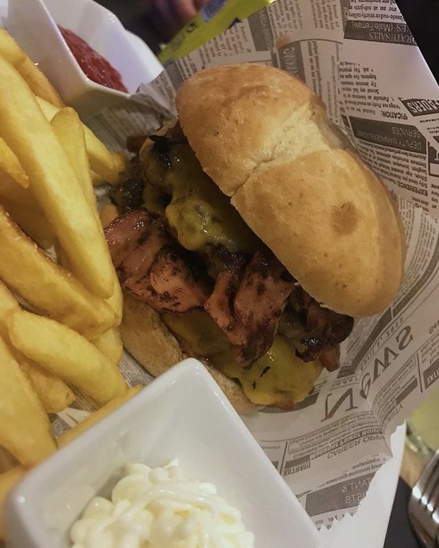 Nuestra sabrosa Burguer BuGsy Cheese Bacon !! 