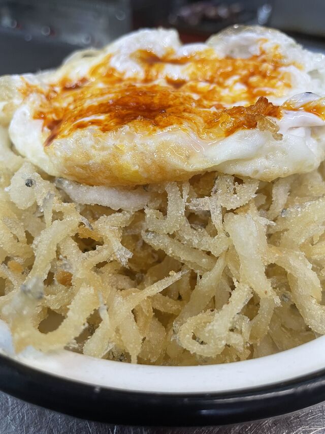 Chanquetes con huevo frito.