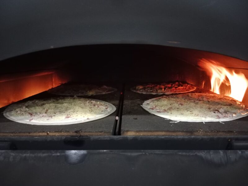 Des flammekueche en préparation