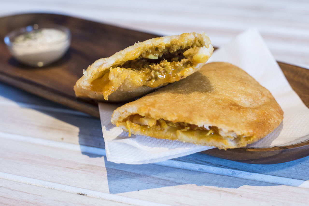 Empanada de carne picada - Crujiente masa de maíz frita, rellena de carne picada quisada