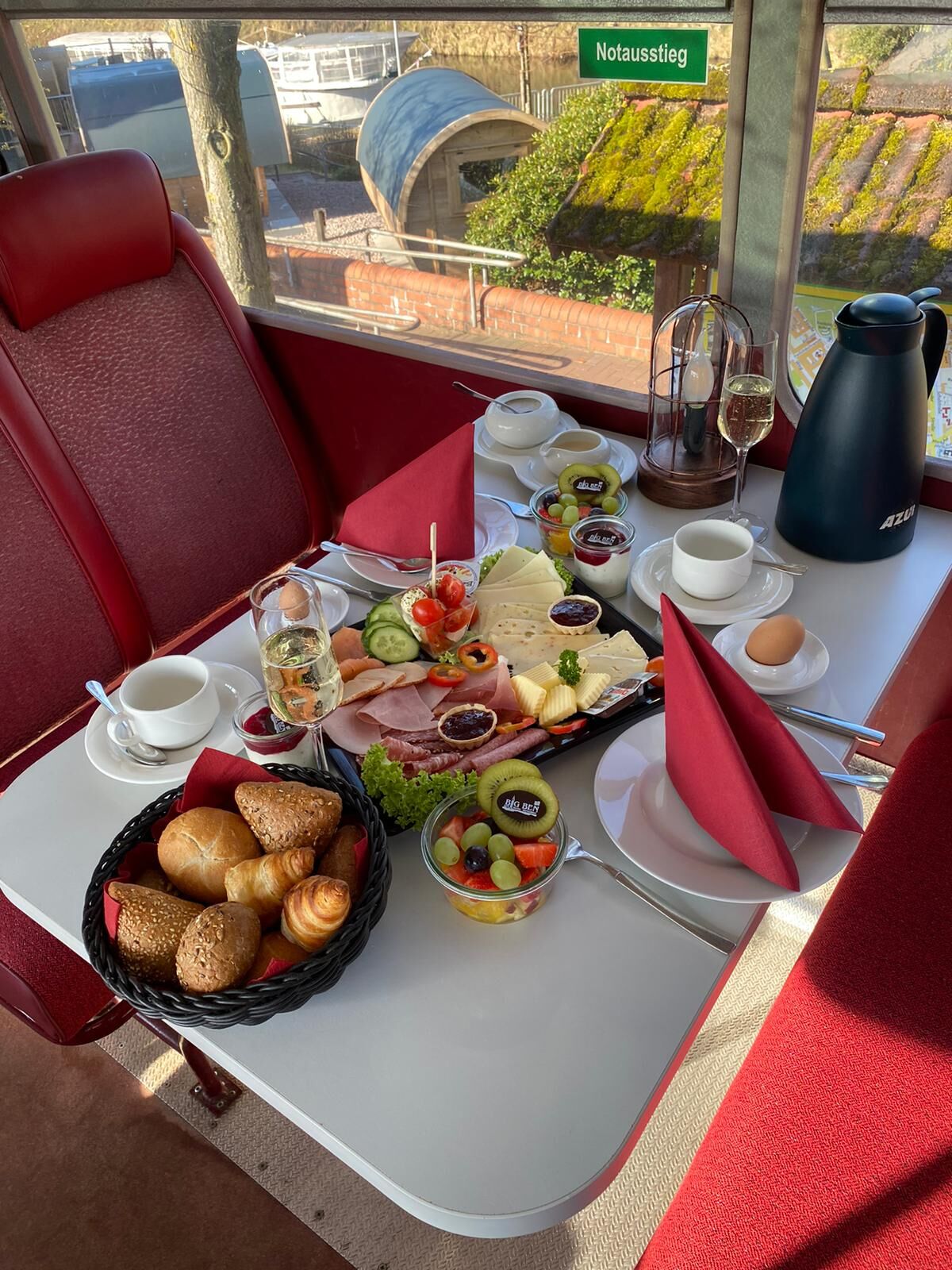 Frühstücken im Doppeldecker Bus