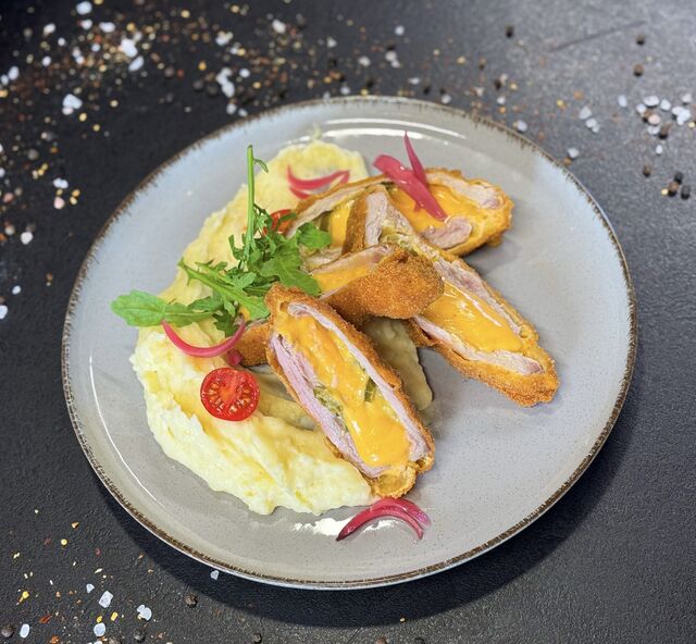 Chedarral és jalapenoval töltött borda burgonyapürével