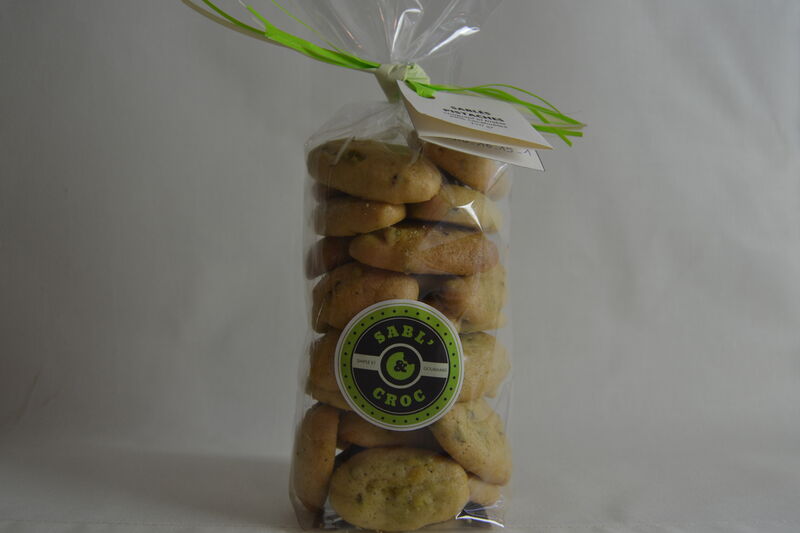 Sablé pistaches : aéré et croquant, la douceur du goût et le plaisir des éclats de pistaches 10%, avec la juste mesure de sucre.