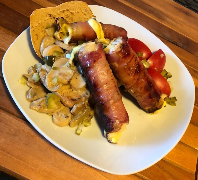 Gerollter Speck
Mit 2 Käsesorten + Beilagen 12,90€