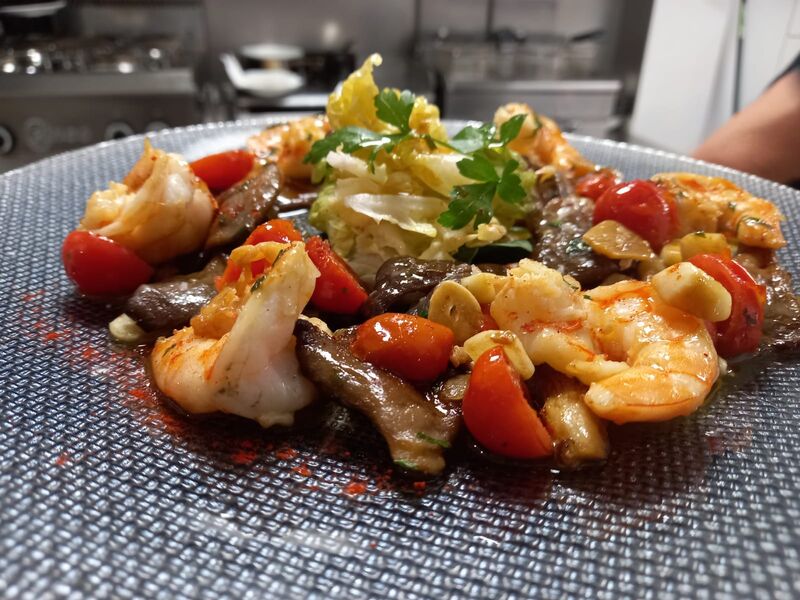 Setas a la plancha con salteado de langostinos y tomates cherry 
