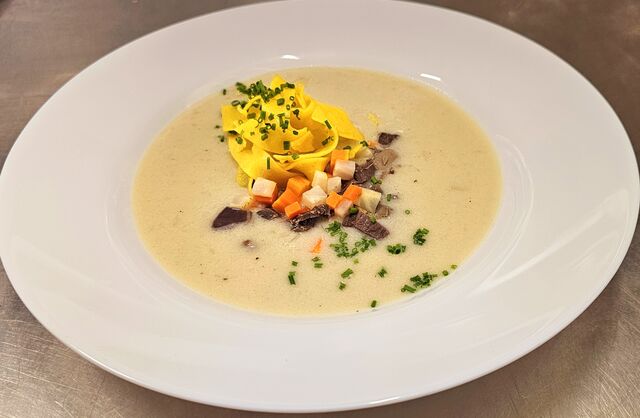 Husí kaldoun s masem, zeleninou a širokými nudlemi