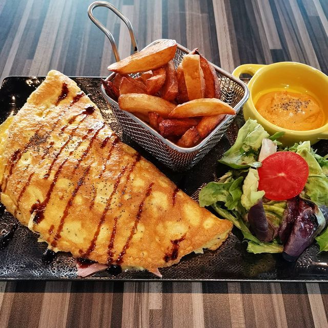 Omelette et frites maisons avec une petite mayonnaise au chorizo maison