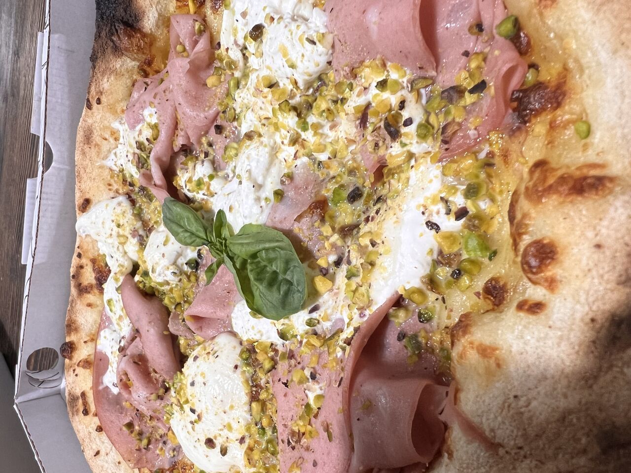 Mortazza
Base Bianca, mortadella, burrata e pistacchi 