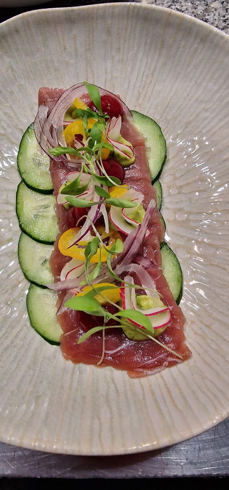 Tiradito de atún con aguachile de mango