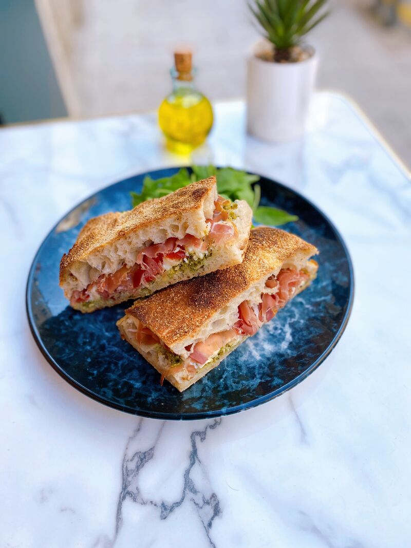Sandwich focaccia avec que des produits en direct d'Italie et un pain boulanger