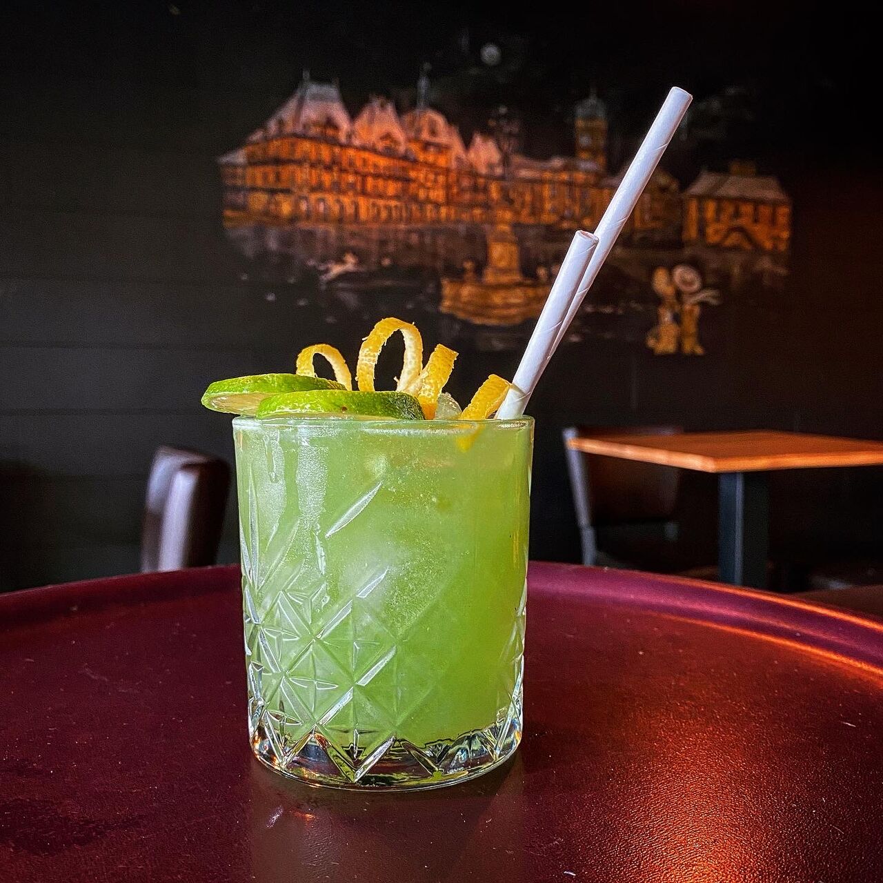 Señora Verde
( La Dame Verte ) :
Sur base de Tequila, Citron Vert et Miel. Allongé par une Purée de Kiwi.