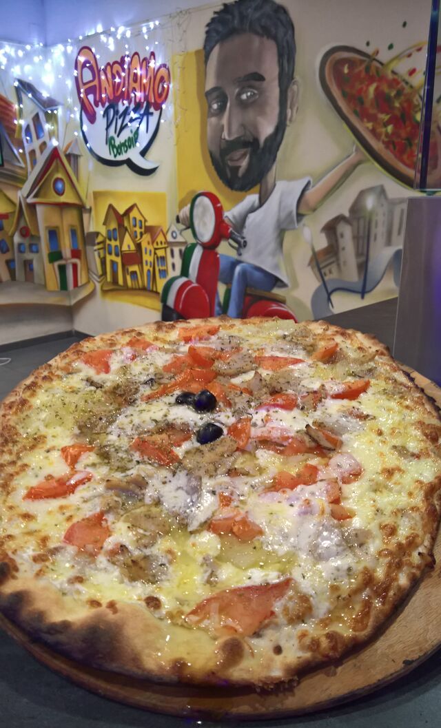 Kebab: Kebab, base crème, emmental, oignons, tomate sauce pitta