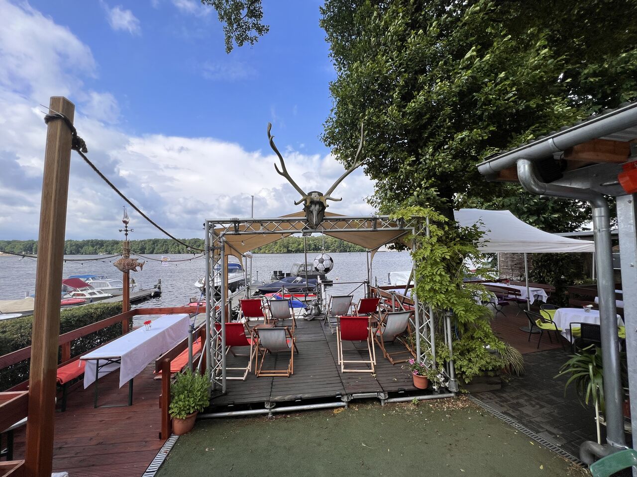 Blick von Terrasse aufs Wasser