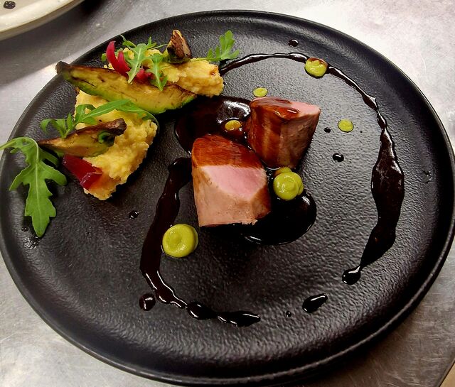 -Filet de cochon, polenta crémeuse, avocat grillé