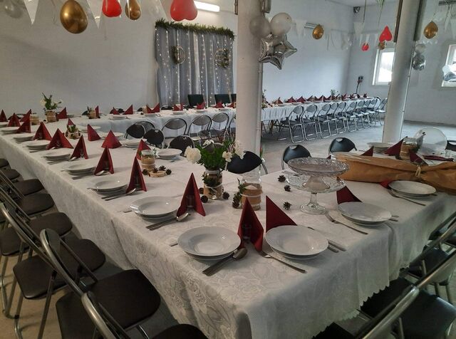 STOŁY JUŻ NAKRYTE,CZEKAMY NA GOŚCI
