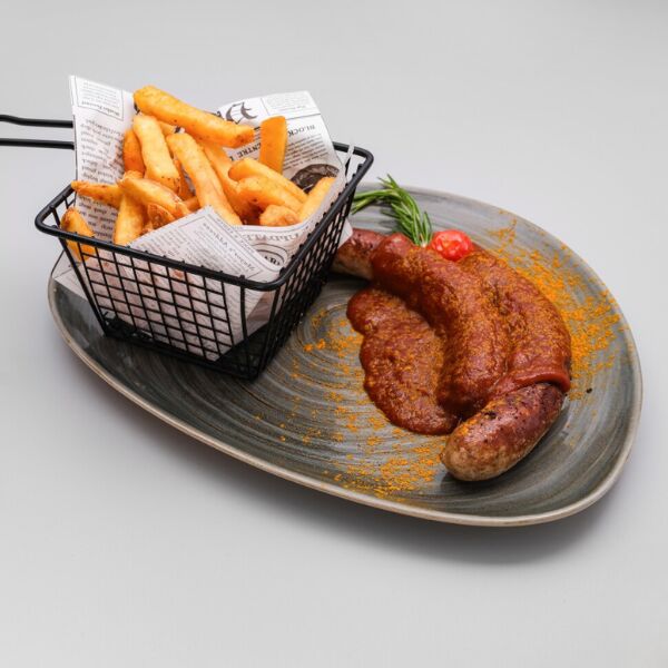 Currywurst mit Pommes