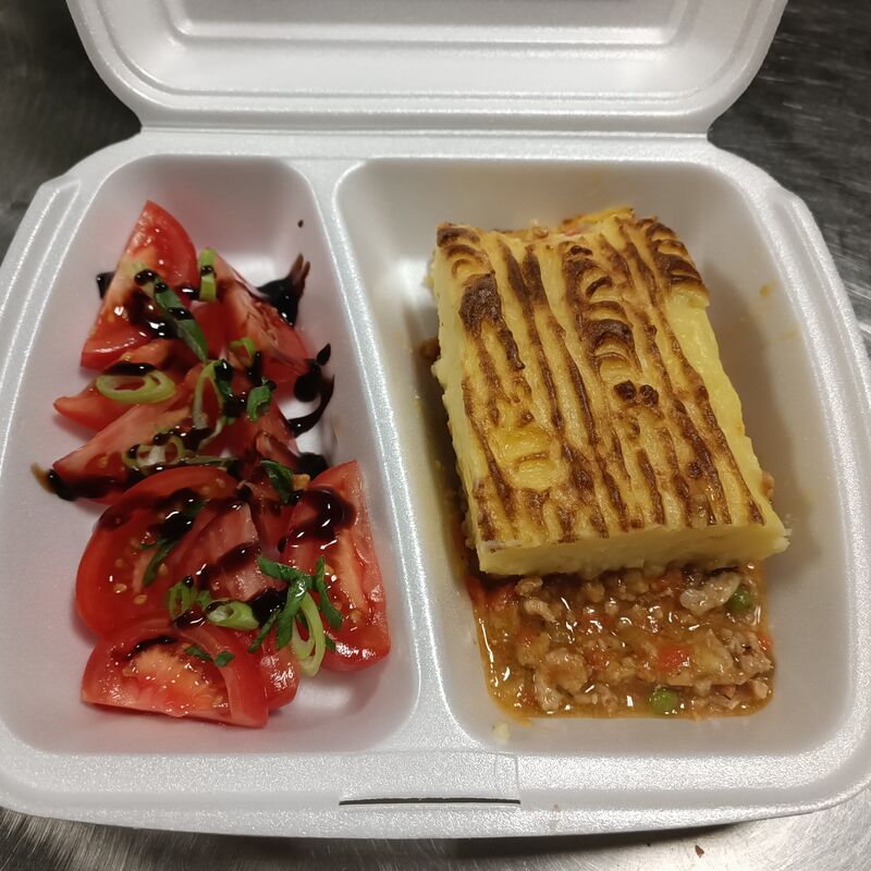 pastýřský koláč, rajčatový salátek