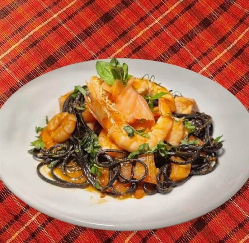 Linguini Nero com Salmão e Gambas