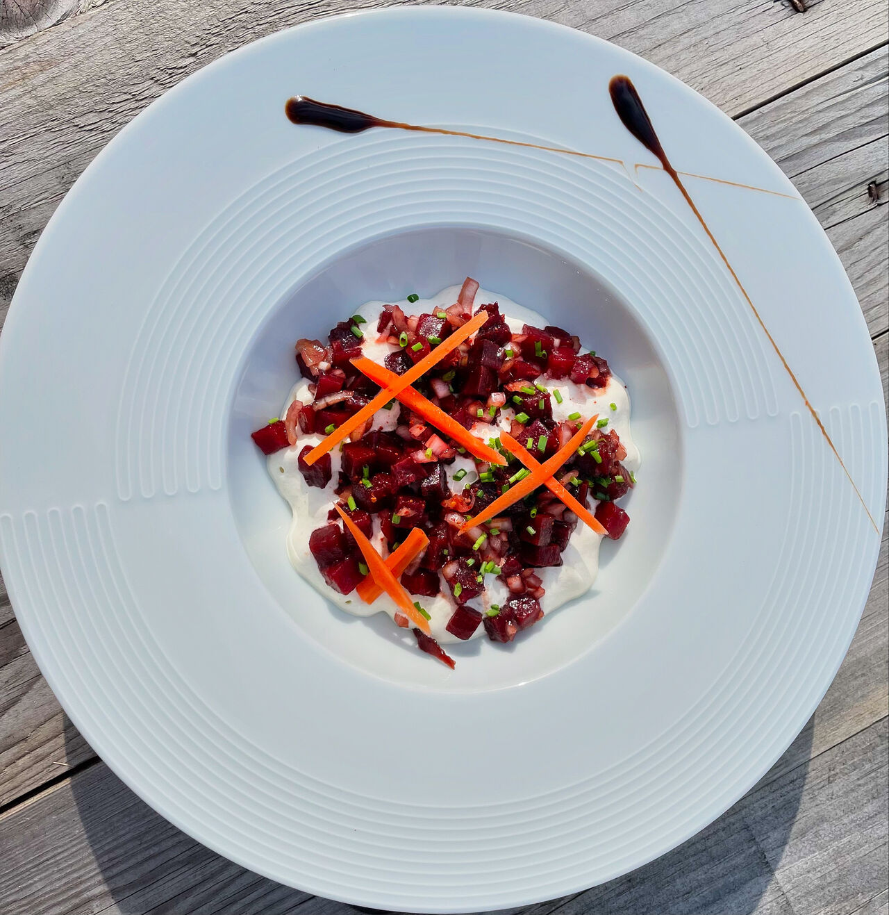 Tartare de betteraves et sauce au chèvre