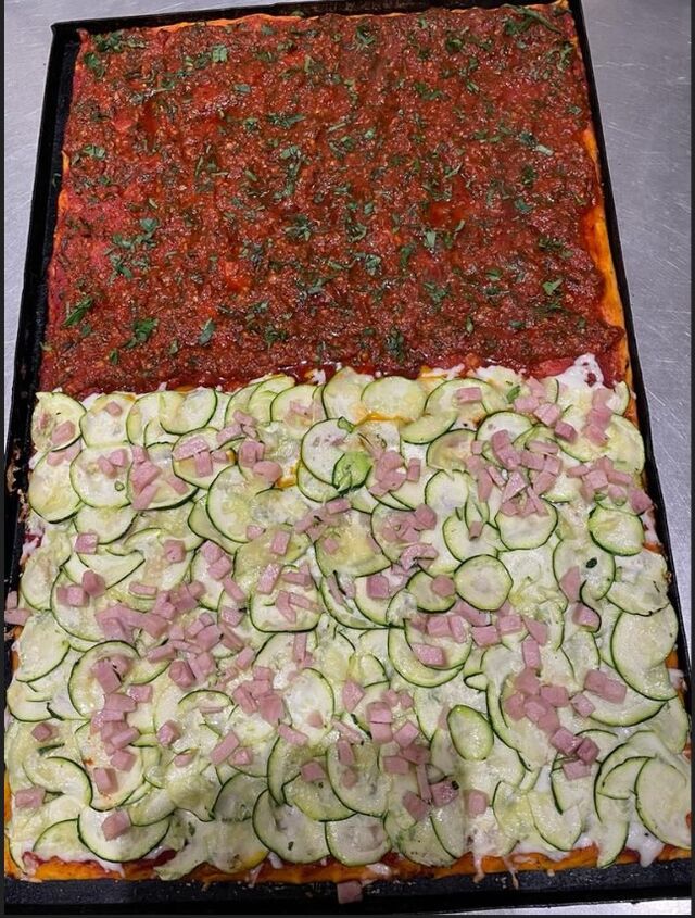 PIZZA CON ZUCCHINE, MOZZARELLE E PROSCIUTTO COTTO
PIZZA CARRETTIERA: AGLIO, PREZZEMOLO E PEPERONCINO