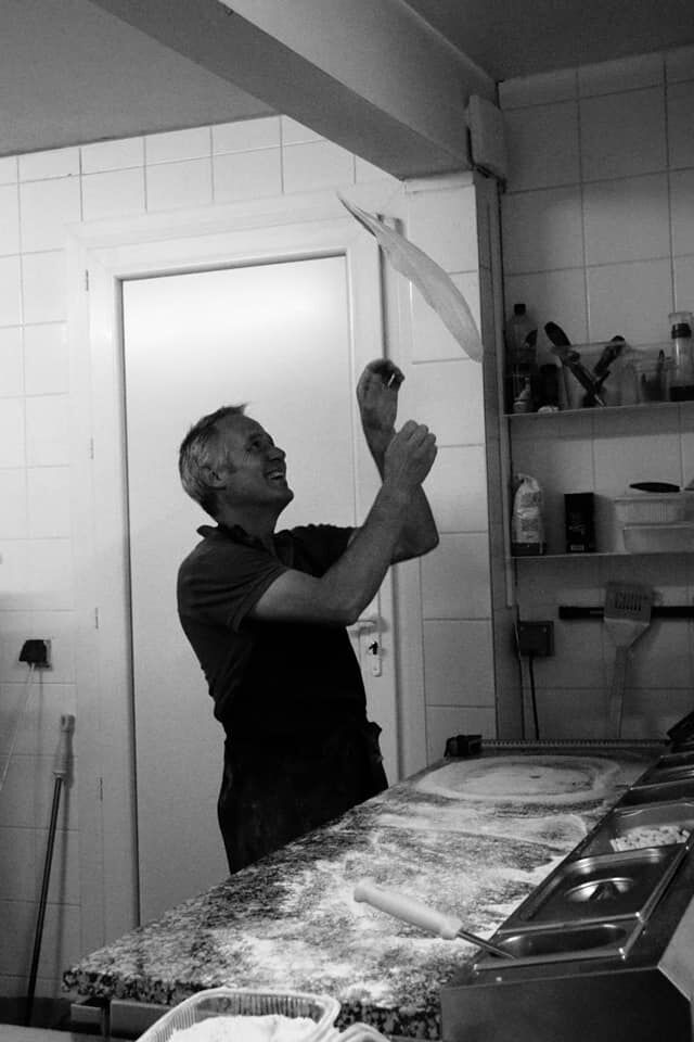 Notre pizzaiolo en action :-)