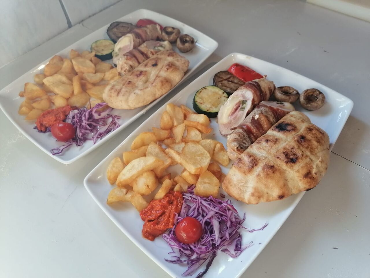 Punjeni marinirani odrezak sa prilozima