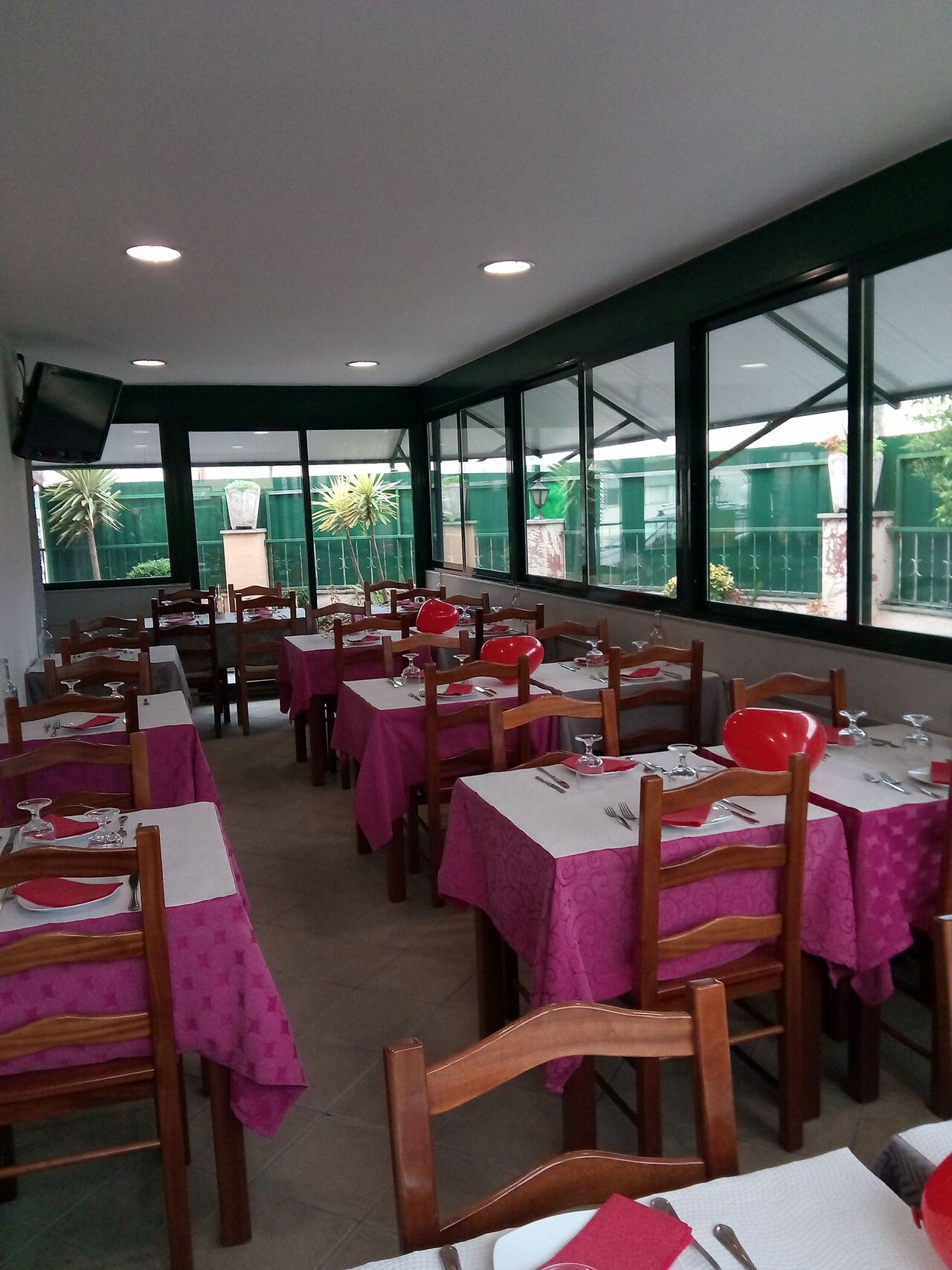 Sala com vista para o jardim.