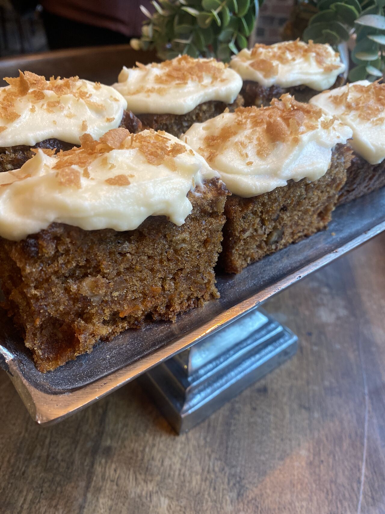 Notre best seller : le Carrot Cake aux noisette et son glaçage au cream cheese vanille