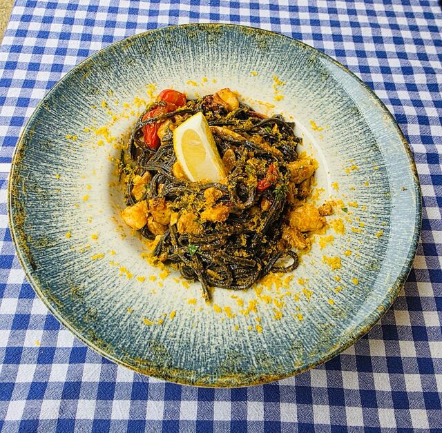 Černé Tagliolini alla Pescatora s tuňákem, chobotnicí, krevetami, cherry rajčaty, peperoncinem a botargou