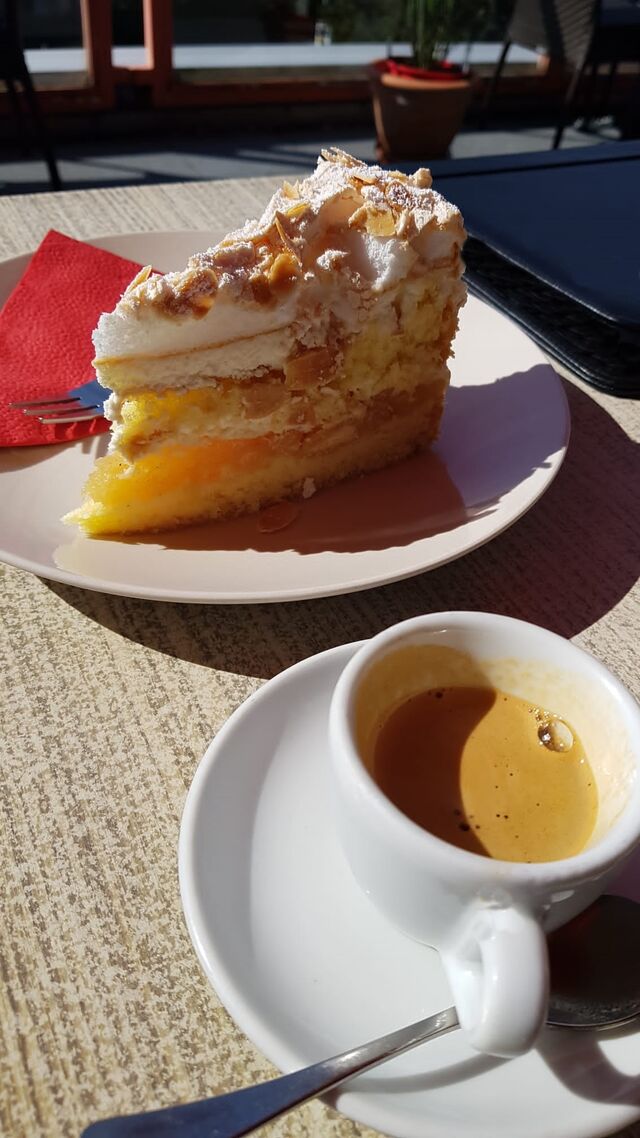 hausgemachter Kuchen und Espresso