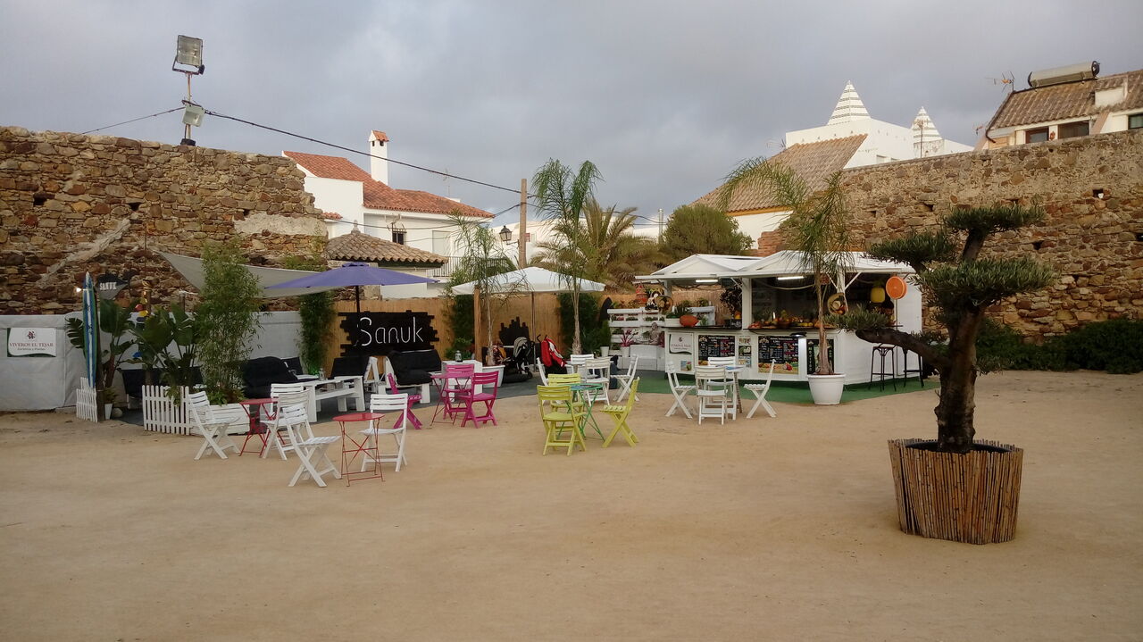 Terraza Amplia para disfrutar niños y mayores en família, en una zona segura y única.