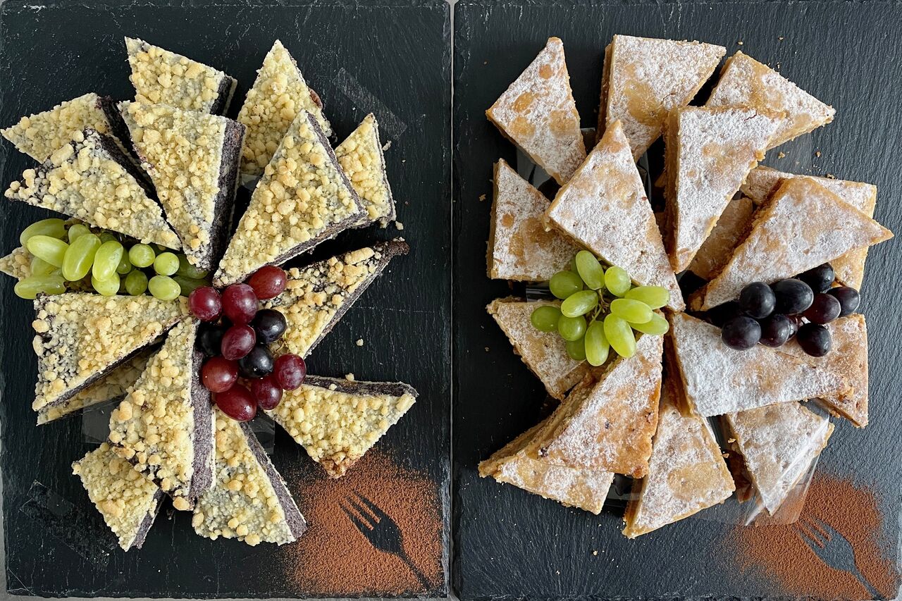 verschiedene Kuchen auf Platten angerichtet