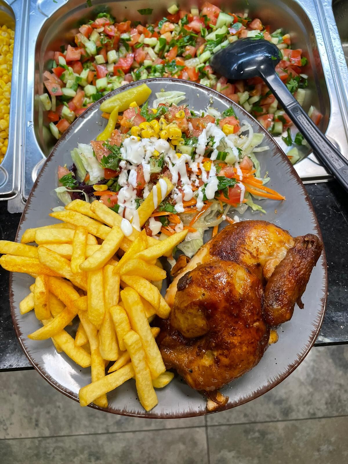 Grill Hähnchen Pommes-Bauernsalat