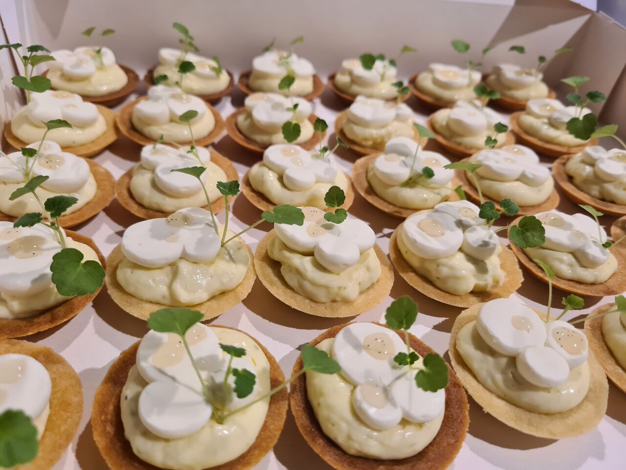 Mignardise tartelette citron vert, ganache montée au yuzu