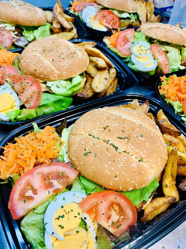 Visburger met aardappeltjes en groentjes