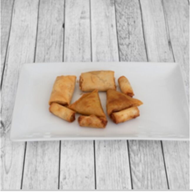 Assiette croustillante 2 ssamoussa, 2 papiottes,4 rouleaux de crevette 10€