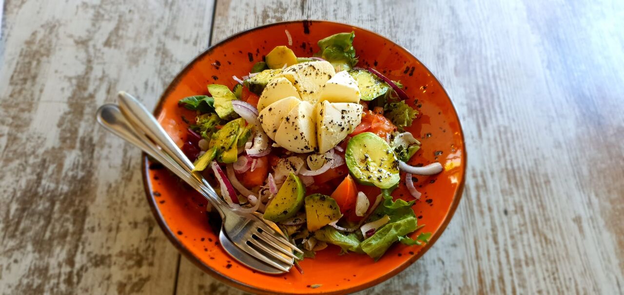 ENSALADA DE MOZZARELLA FRESCA CON AGUACATE 