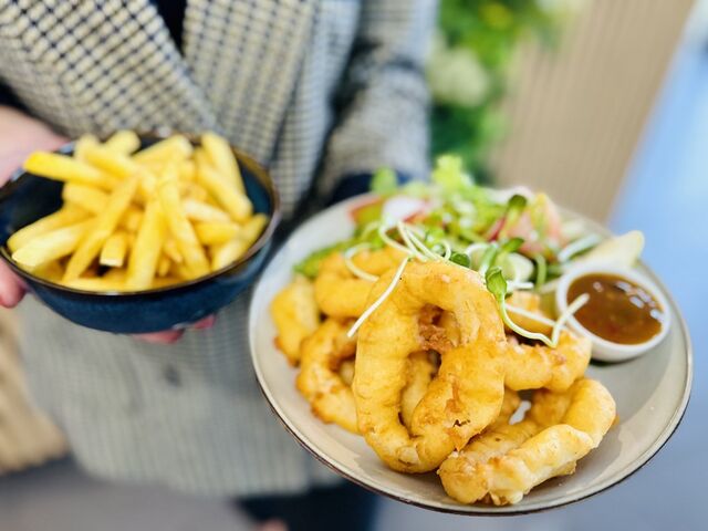 Kalmary w cieśnie podane z frytkami i sałatką ze świeżych warzyw