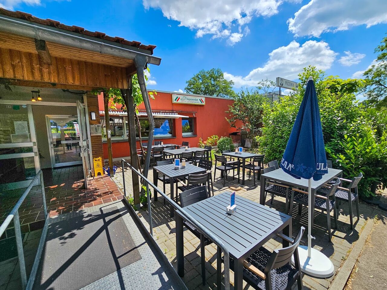 Hier gibt es Eis, Getränke und Speisen / Pizza