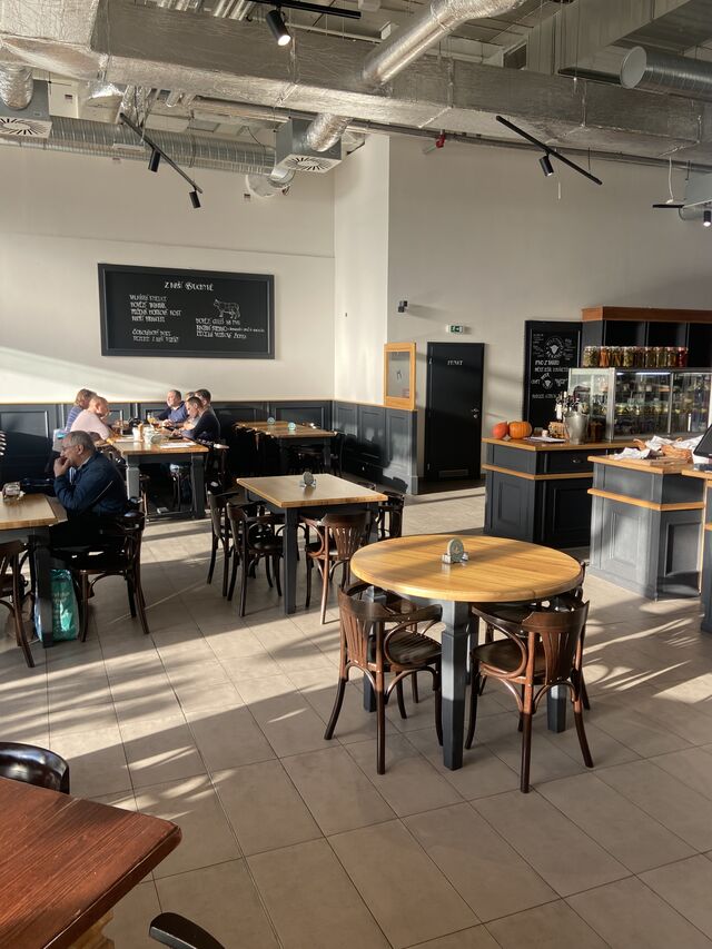 Různé velikosti a druhy stolů