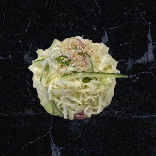 Salade de Chou ( chou, concombre, oignon rouge )